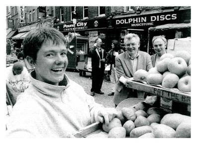 Images of Joe Higgins and Tony Gregory on Moore Street